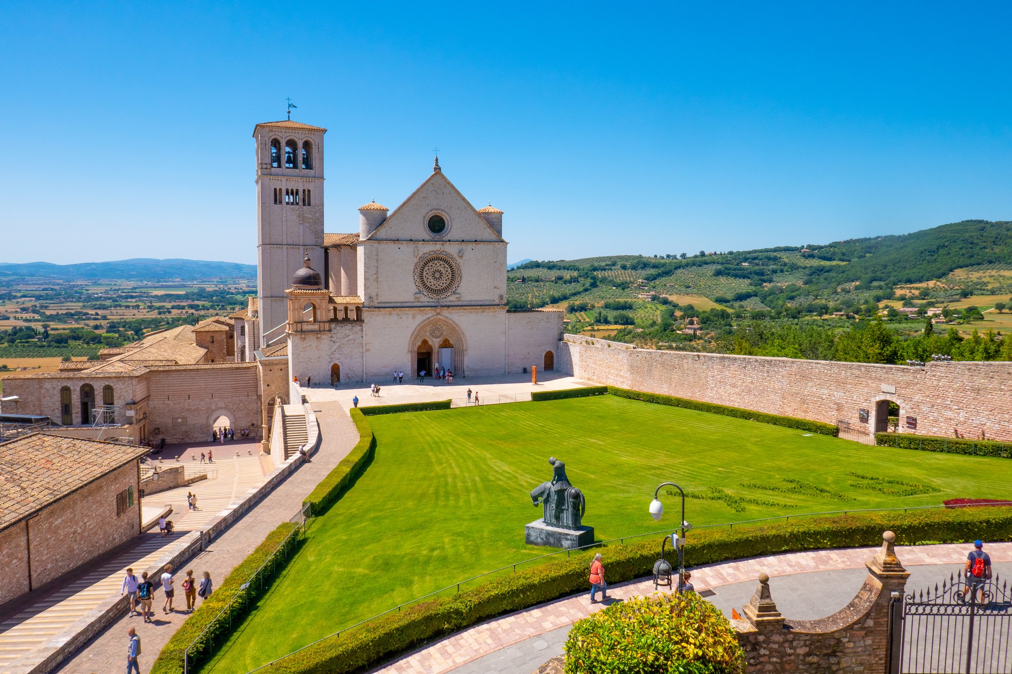 Basilica di San Francesco ad Assisi e paesaggio umbro