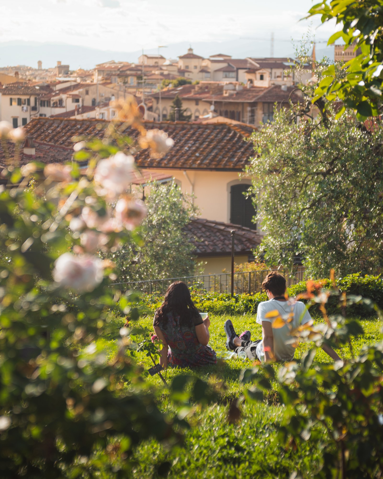 Viaggiatori osservano il paesaggio collinare