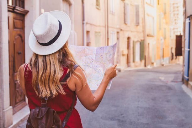 Viaggiatrice consulta una mappa