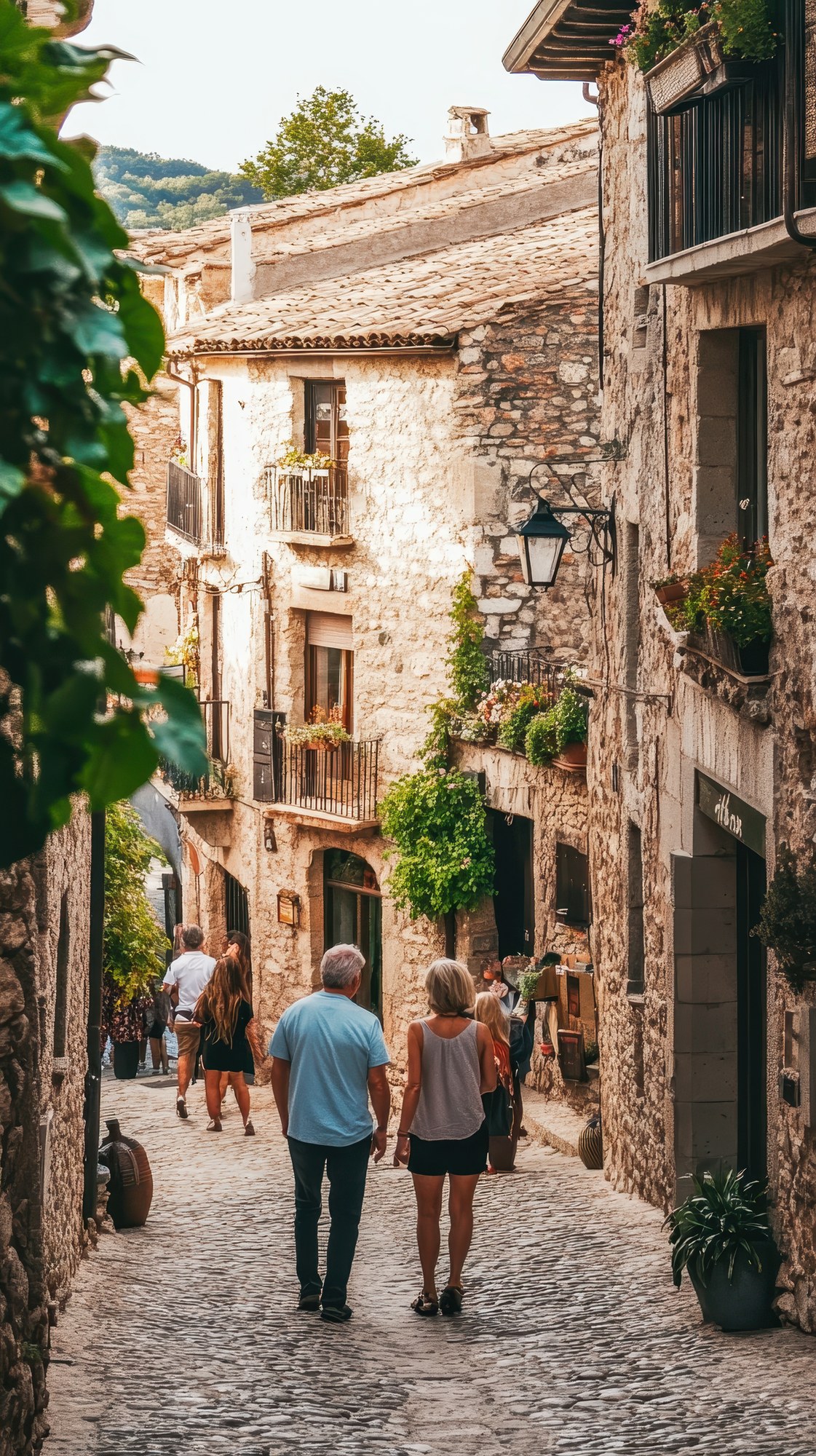 Visitatori passeggiano in un borgo storico