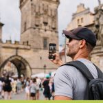 Viaggiatore durante una visita guidata
